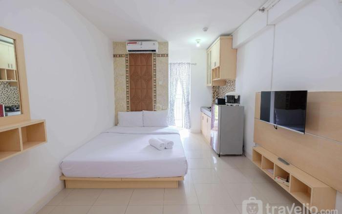 Homey and Comfort Studio Bassura City By Travelio