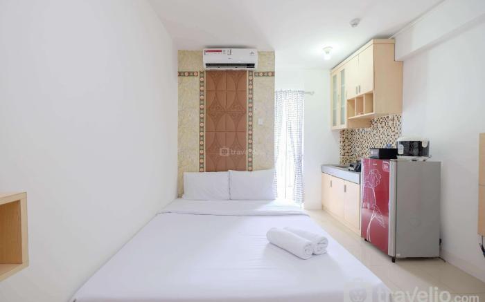 Homey and Comfort Studio Bassura City By Travelio