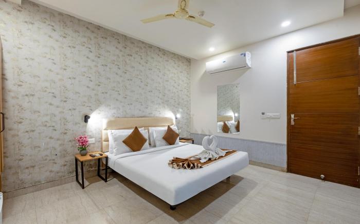 Aadat Hotel Near Subash Chowk Gurgaon