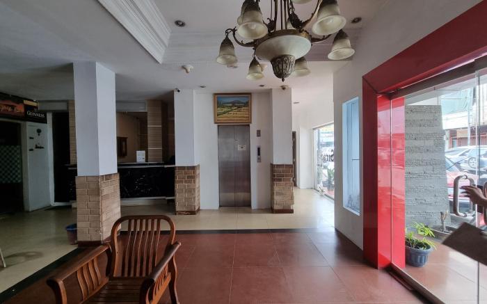 OYO 90952 Hotel Grand Sirao