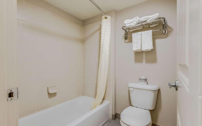 Econo Lodge Inn & Suites
