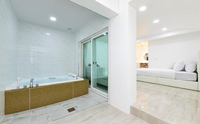 Sellin Onsu Swimming Pool Pension