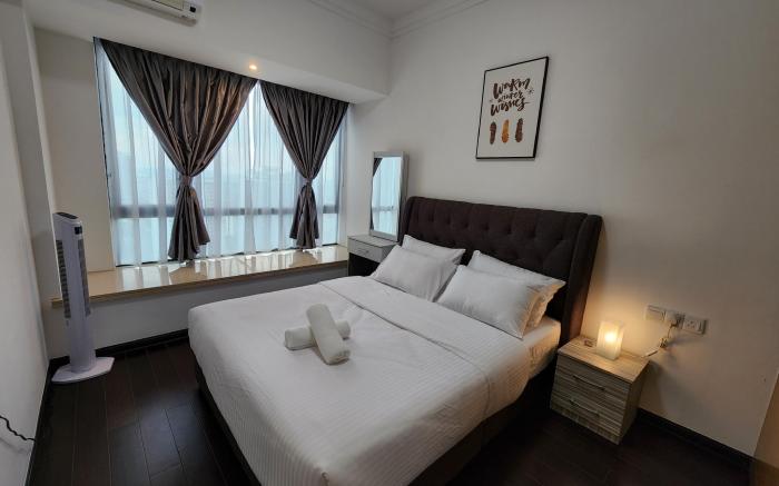 Sea View Dual-Key unit at R&F Princess by ANJU