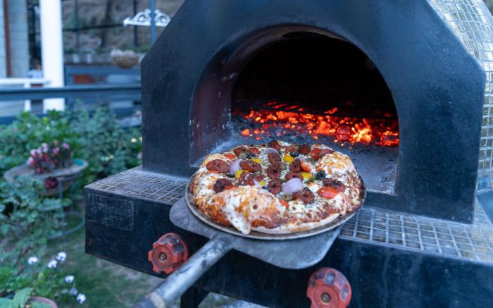StayVista at Floradale W/Jacuzzi & Wood-Fire Pizza
