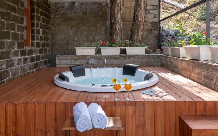 StayVista at Floradale W/Jacuzzi & Wood-Fire Pizza