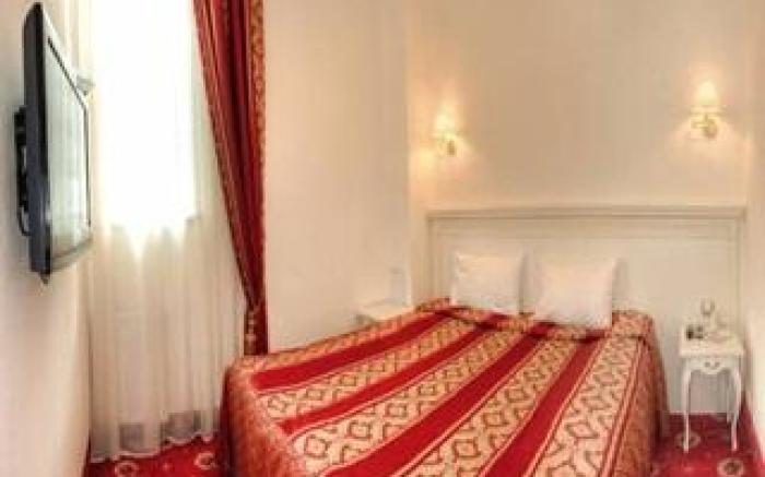 Royal De Paris Hotel