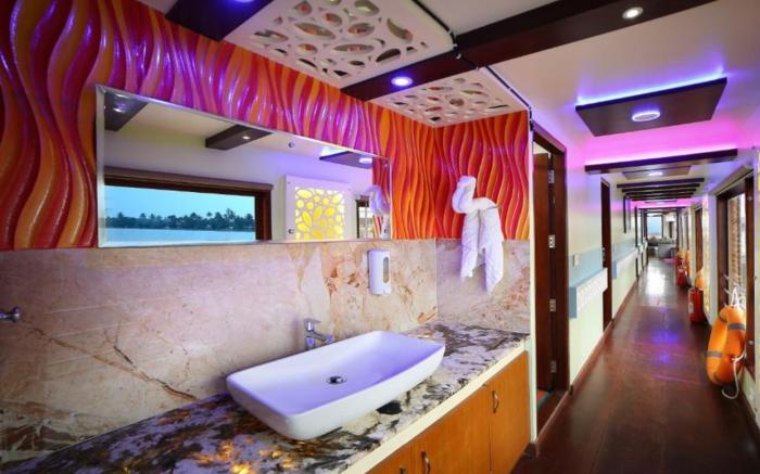 Premium Luxury Houseboat
