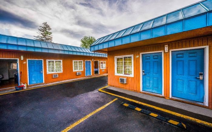Royal Gateway Motel by OYO 