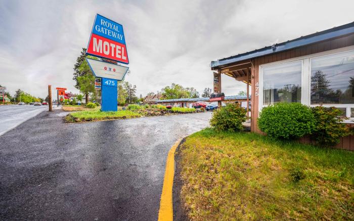 Royal Gateway Motel by OYO 