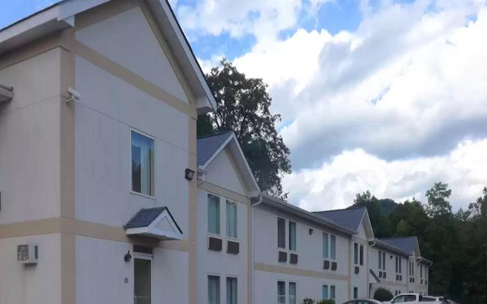 Clarion Pointe-Dillard near Blue Ridge Mountains
