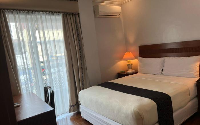 Townhouse Oak VIP Suites, Near PNR Pasay Evangelista, Makati Manila