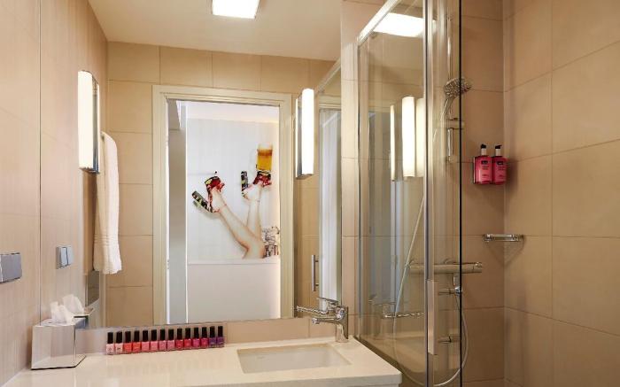 Moxy London Heathrow Airport