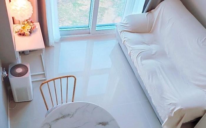 “Romantic Balcony Stay with Netflix & Café Street