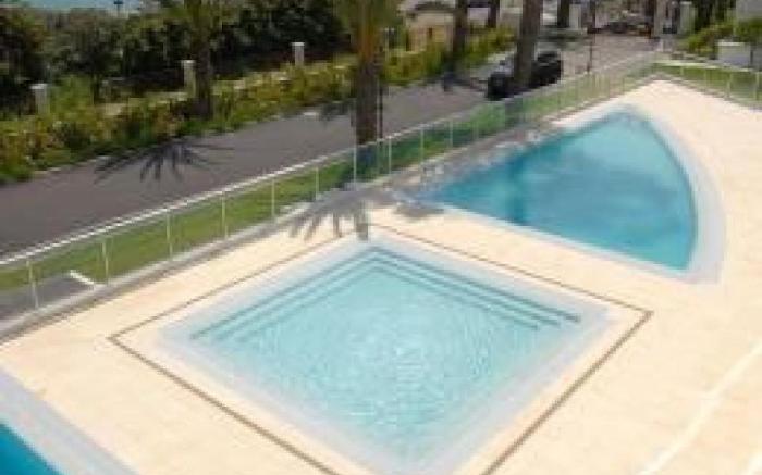 Stunning 2 Bed Apt on the seafront of Cannes in a high class secure building with swimming pool - 46