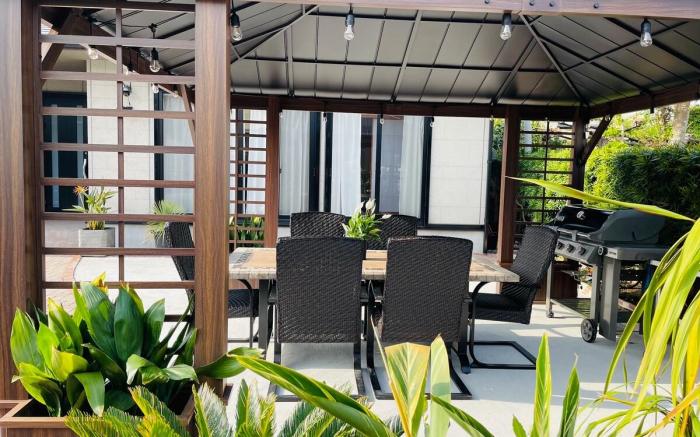 Yumigahama Beach House & BBQ! 1 minute walk to Yumigahama Beach! Entire villa for rent!