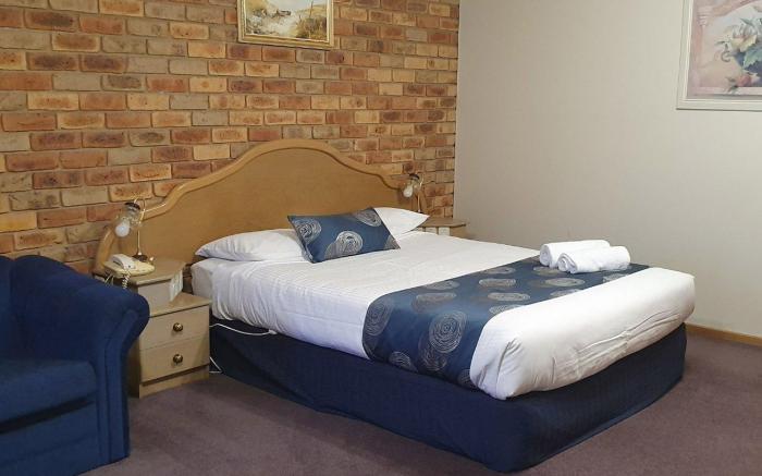 Pines Country Club Motor Inn