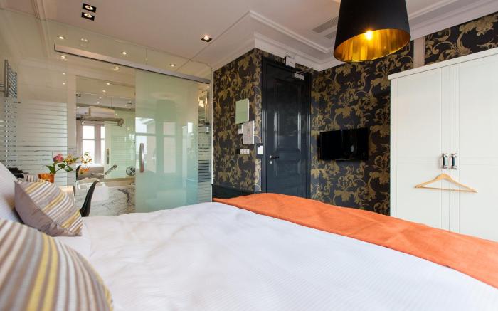 Amsterdam Canal Hotel