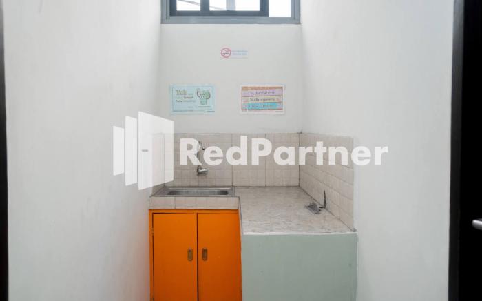 Hotel C18 @ Cibaduyut Mitra RedDoorz