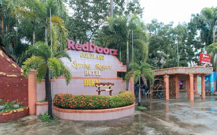 RedDoorz @ Goldland Spring Resort Urdaneta City