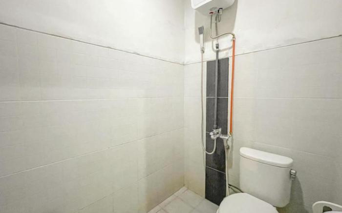 RedDoorz near Siloam Hospital Mataram
