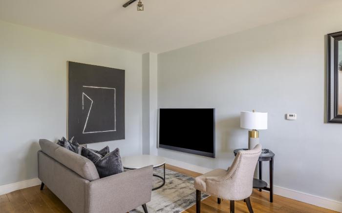 Luxurious Private One Bedroom Apartment 