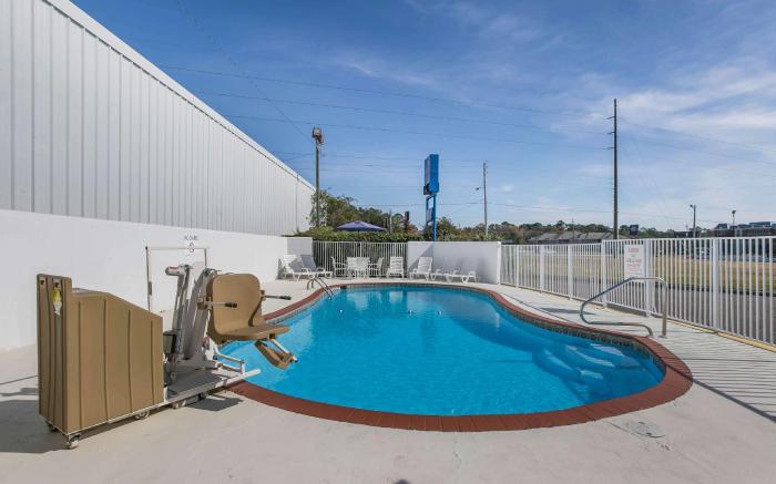 Motel 6 Dothan, AL
