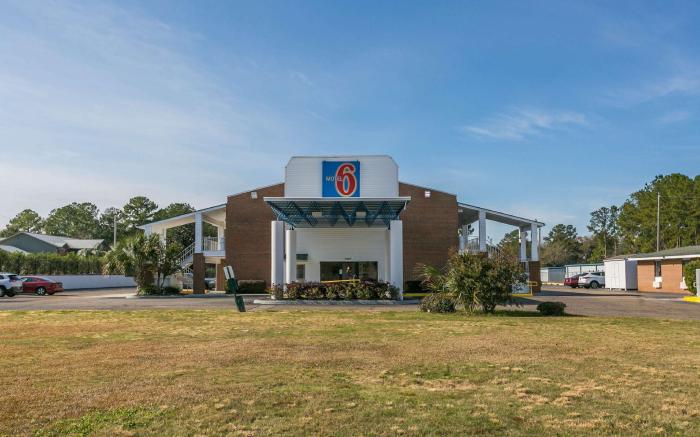 Motel 6 Dothan, AL