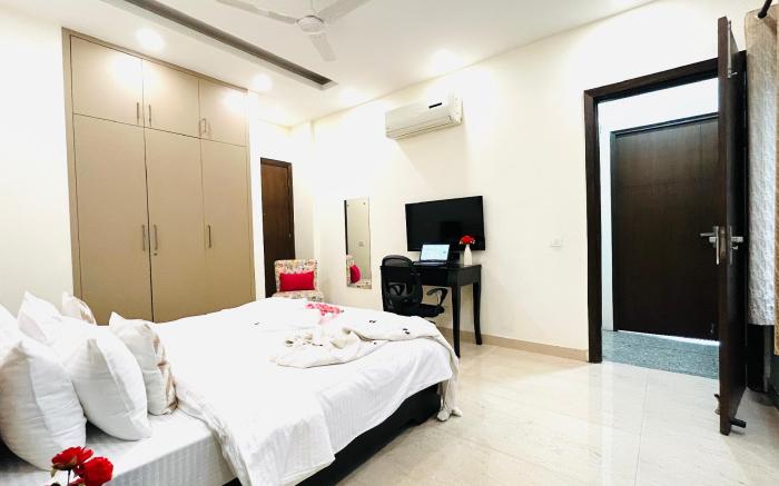 BluO 2BHK @ DLF CyberCity - Balcony, Lift, Parking