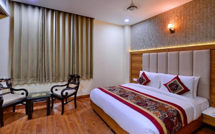HOTEL GRAND HRIDEY  20 steps from Railway station