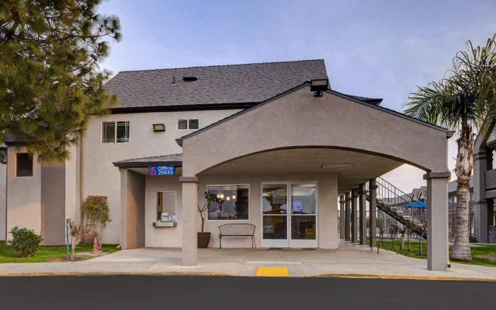 Motel 6 Buttonwillow, CA - Central