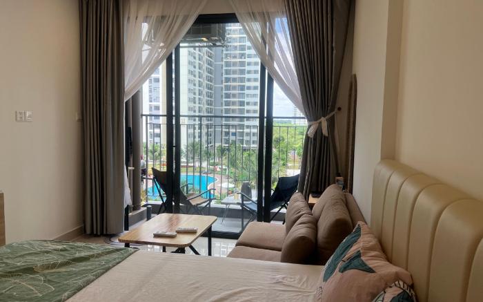 Vinhome Holidays Studio. Queen bed.