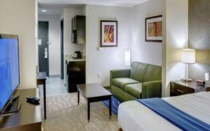 Holiday Inn Express & Suites Overland Park By IHG