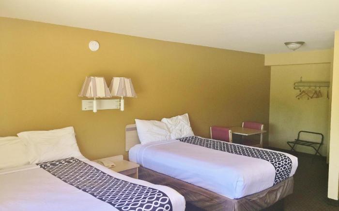 Econo Lodge Inn & Suites