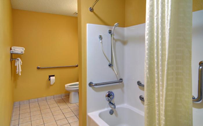 HomeTown Inn & Suites - Longview, TX