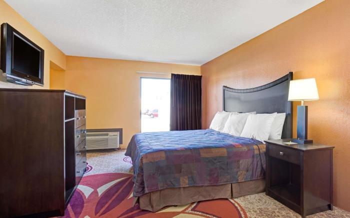 Days Inn & Suites by Wyndham Tampa near Ybor City