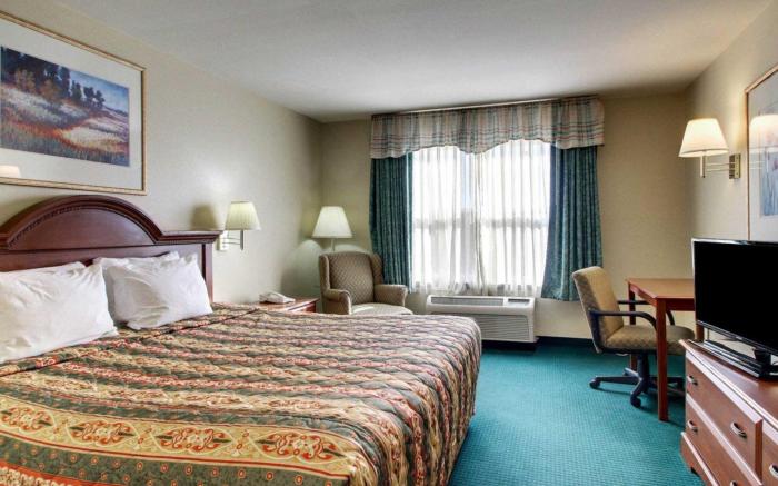 Econo Lodge Inn & Suites