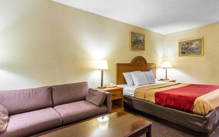 Econo Lodge & Suites