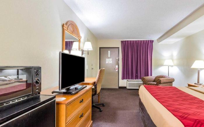 Econo Lodge & Suites