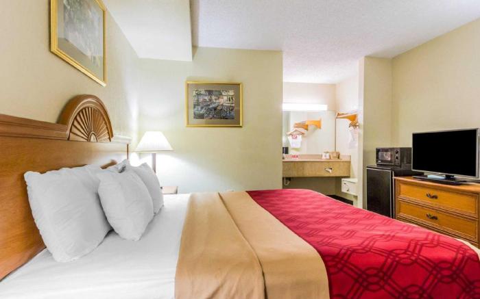 Econo Lodge & Suites