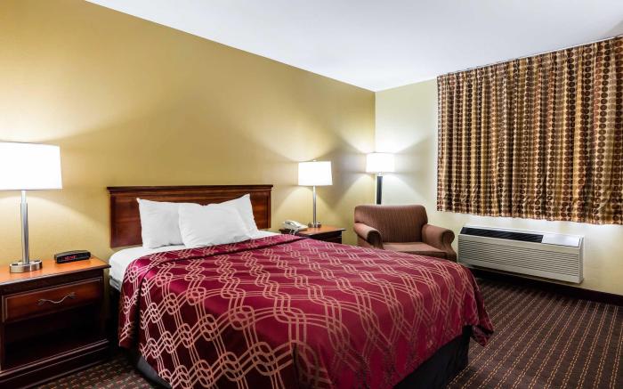 Econo Lodge Inn & Suites