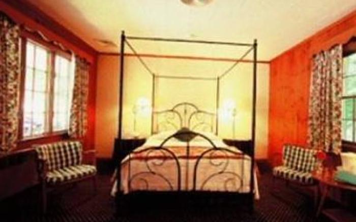 The 1896 House Country Inn - Brookside & Pondside