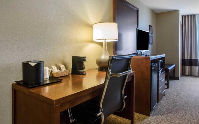 Comfort Suites Johnson Creek Conference Center