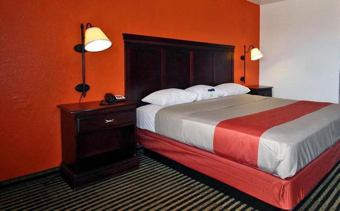 Motel 6 Red Oak, TX - Dallas