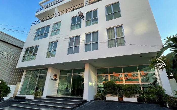 RQ Bangkok Sukhumvit 50 by Collection O