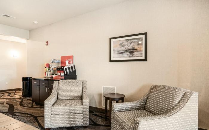 Cobblestone Hotel and Suites - Newport