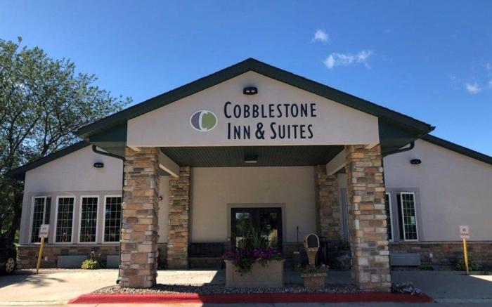 Cobblestone Inn & Suites - Denison - Majestic Hills