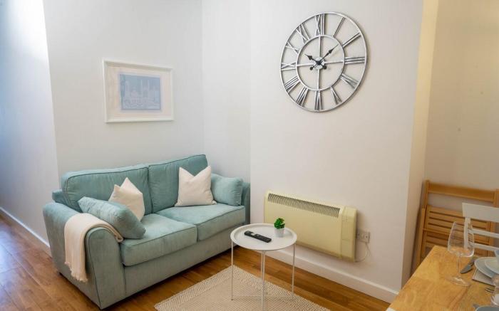 Vibrant City Centre - King Bed Apartment