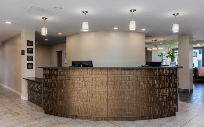 Orangewood Inn & Suites Kansas City Airport