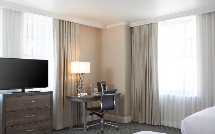 Redmont Hotel Birmingham, Curio Collection by Hilton