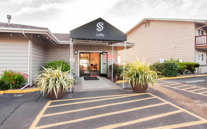 Clarion Inn Surfrider Resort